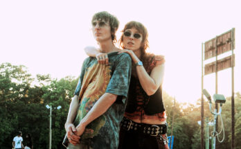 The band twen posing together.