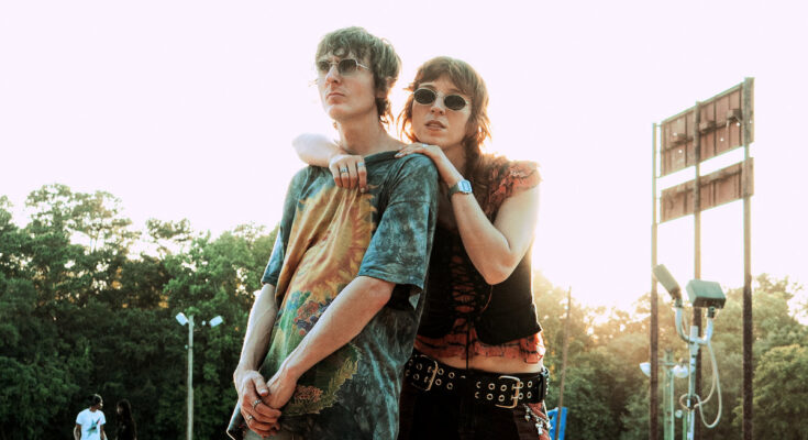 The band twen posing together.