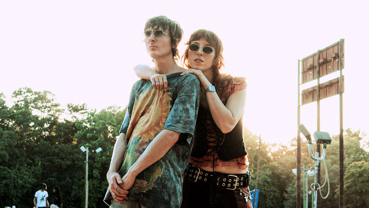 The band twen posing together.